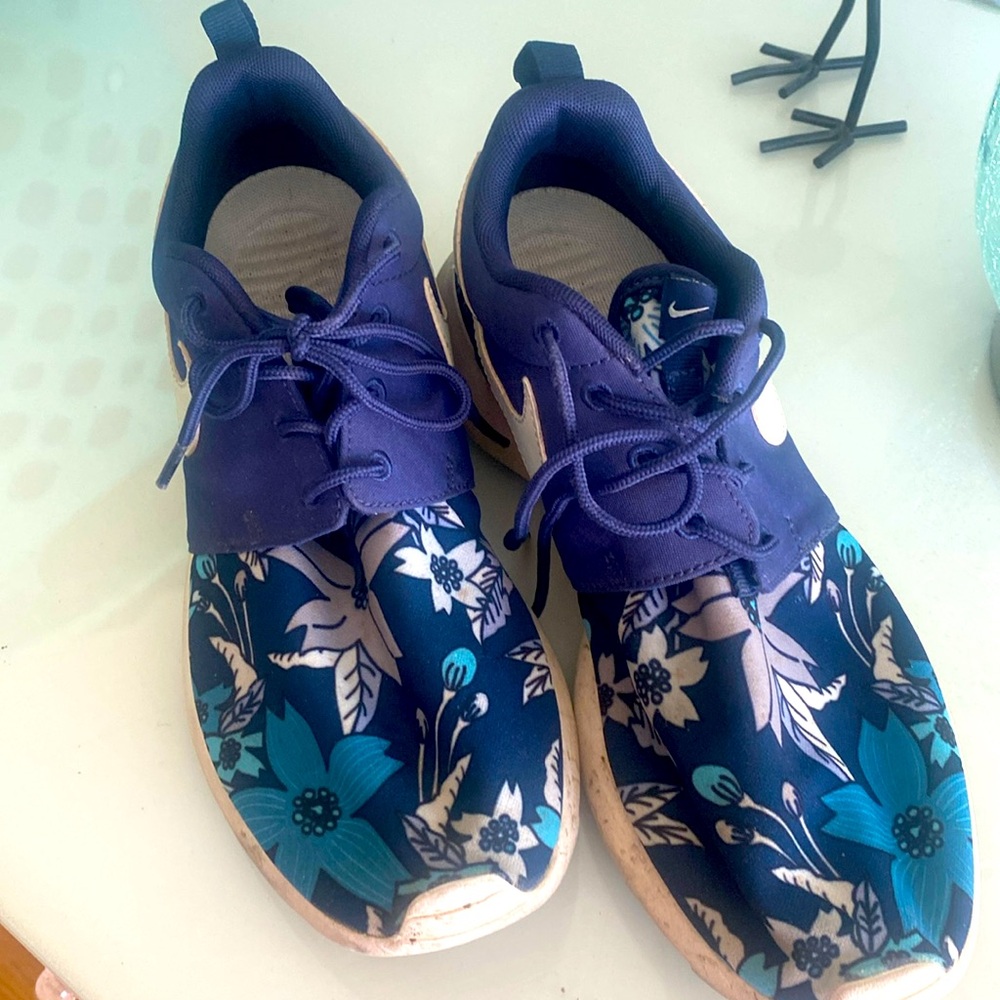 Nike Hawaiian patterned size 8 shoes